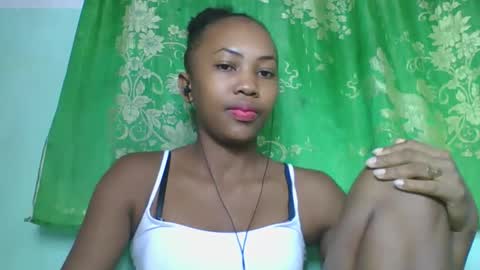 Snapshot of lucie196645 chatting on April 25, 6:05 am lucie196645 online show from April 25, 6:05 am