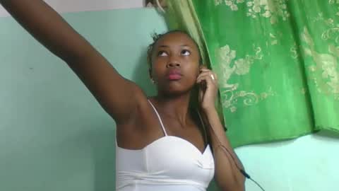 Snapshot of lucie196645 chatting on May 7, 6:52 am lucie196645 online show from May 7, 6:52 am