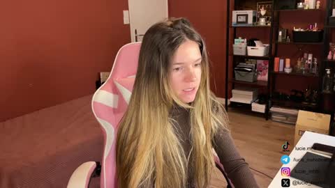 Snapshot of lucie_hot chatting on January 31, 8:43 am Lucie hot follow me on online show from January 31, 8:43 am