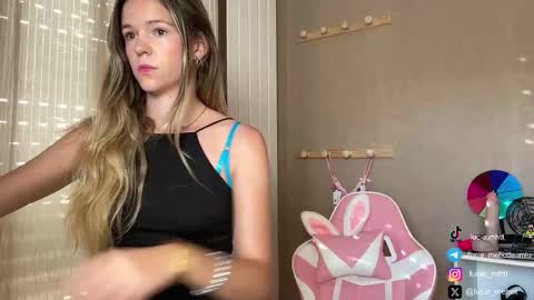 Snapshot of lucie_hot chatting on September 18, 6:59 am Lucie hot follow me on online show from September 18, 6:59 am