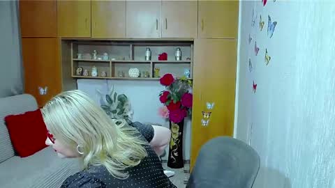 Snapshot of lucillefenlys chatting on April 14, 5:52 pm Lucille Fenly online show from April 14, 5:52 pm