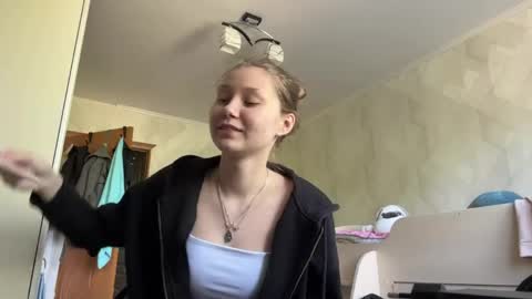 Snapshot of lucindascercy chatting on May 10, 6:18 am Maya online show from May 10, 6:18 am