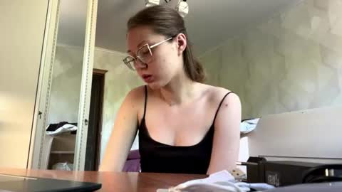 Snapshot of lucindascercy chatting on June 16, 6:49 am Maya online show from June 16, 6:49 am