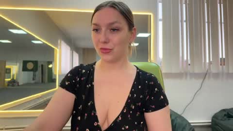 lucky_foryou_baby online show from April 18, 9:35 am