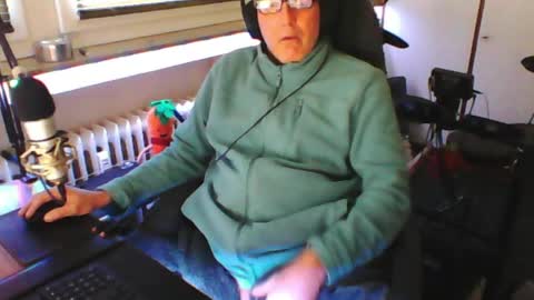 Snapshot of luckyfreak1 chatting on May 15, 7:15 am call me Stefan online show from May 15, 7:15 am