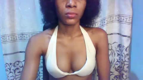 Snapshot of luckymadequeen chatting on January 24, 1:56 am Gloria online show from January 24, 1:56 am