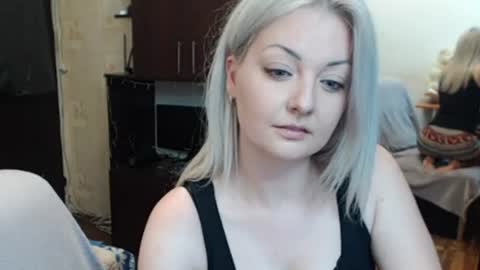 Snapshot of luckyshotgirl chatting on June 14, 6:10 pm LuckyShot online show from June 14, 6:10 pm