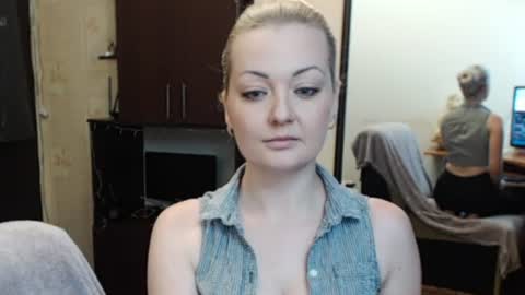 Snapshot of luckyshotgirl chatting on June 25, 11:37 am LuckyShot online show from June 25, 11:37 am