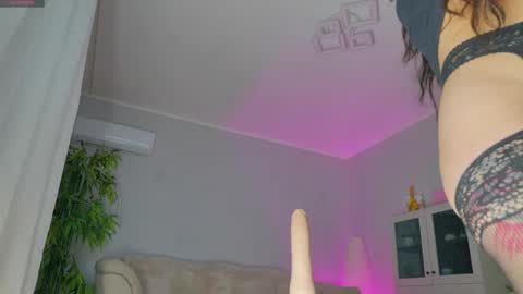 Snapshot of luckystrikee_ chatting on April 6, 7:04 pm Alice online show from April 6, 7:04 pm