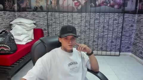 Snapshot of luckyy_boy_ chatting on April 23, 10:01 pm Lucky online show from April 23, 10:01 pm