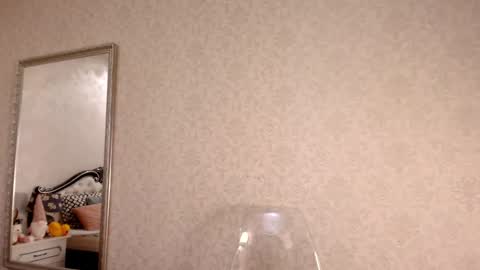 Snapshot of luckyymia chatting on December 16, 6:27 pm Mia online show from December 16, 6:27 pm