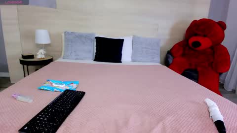 Snapshot of luckyymia chatting on March 5, 8:00 pm Mia online show from March 5, 8:00 pm