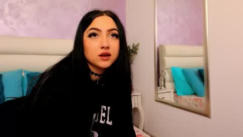 Snapshot of luckyymia chatting on December 2, 6:14 pm Mia online show from December 2, 6:14 pm