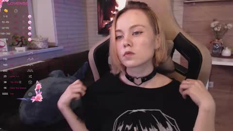 Snapshot of lucy_mirror chatting on September 9, 8:30 pm Lucy online show from September 9, 8:30 pm