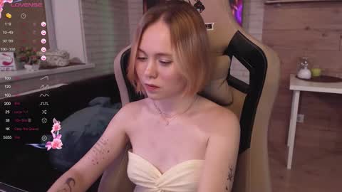 Snapshot of lucy_mirror chatting on September 17, 8:21 pm Lucy online show from September 17, 8:21 pm