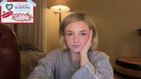 Snapshot of lucydelovely chatting on July 20, 11:40 pm Lucy online show from July 20, 11:40 pm