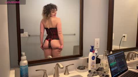 Snapshot of lucydreamsbaby chatting on March 6, 1:16 am lucydreamsbaby online show from March 6, 1:16 am