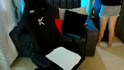 Snapshot of lucyli_ chatting on June 19, 2:43 pm LUCY online show from June 19, 2:43 pm