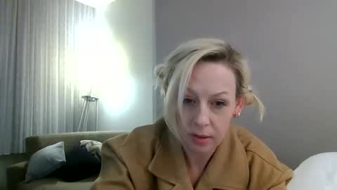 Lucy Loves Lookers online show from December 4, 10:35 am