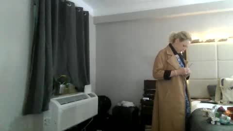 Lucy Loves Lookers online show from January 18, 1:30 am