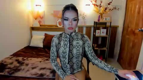 Snapshot of lucyvane chatting on February 19, 3:52 pm lucyvane online show from February 19, 3:52 pm