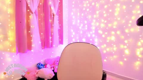 Snapshot of lucyy_peach chatting on January 15, 3:00 am LUCYY FROM HOME  online show from January 15, 3:00 am