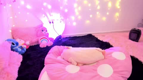 Snapshot of lucyy_peach chatting on January 19, 10:28 am LUCYY FROM HOME  online show from January 19, 10:28 am