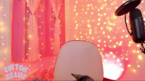 Snapshot of lucyy_peach chatting on January 28, 8:14 am LUCYY FROM HOME  online show from January 28, 8:14 am