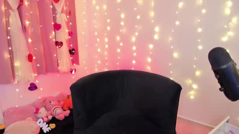 Snapshot of lucyy_peach chatting on February 22, 10:42 pm LUCYY FROM HOME  online show from February 22, 10:42 pm