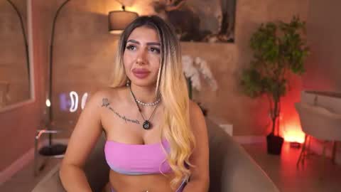 Snapshot of lucyyrosse chatting on June 27, 12:22 pm LucyRose online show from June 27, 12:22 pm