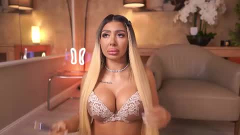 Snapshot of lucyyrosse chatting on July 22, 8:28 am LucyRose online show from July 22, 8:28 am
