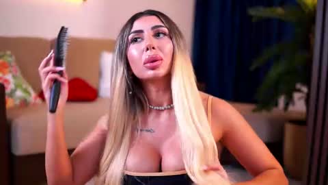 Snapshot of lucyyrosse chatting on July 31, 8:36 am LucyRose online show from July 31, 8:36 am