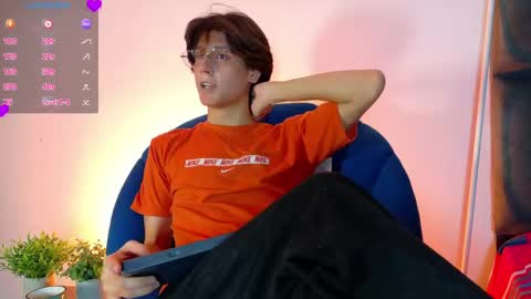 Snapshot of lui_x_dust chatting on April 20, 3:42 am Lui online show from April 20, 3:42 am