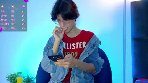 Snapshot of lui_x_dust chatting on April 21, 3:35 am Lui online show from April 21, 3:35 am