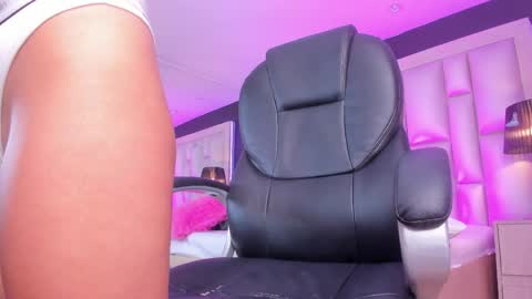 Snapshot of luisajonnes_ chatting on April 29, 5:30 pm Luisa online show from April 29, 5:30 pm