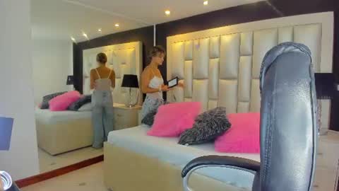 Snapshot of luisajonnes_ chatting on June 15, 4:53 pm Luisa online show from June 15, 4:53 pm