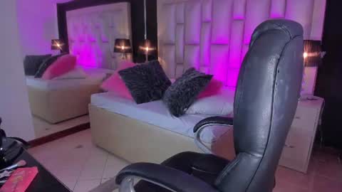 Snapshot of luisajonnes_ chatting on June 25, 3:49 pm Luisa online show from June 25, 3:49 pm