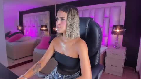 Snapshot of luisajonnes_ chatting on July 2, 4:02 pm Luisa online show from July 2, 4:02 pm