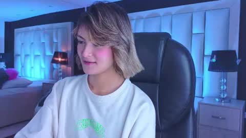 Snapshot of luisajonnes_ chatting on July 28, 12:23 pm Luisa online show from July 28, 12:23 pm