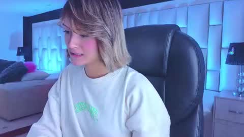 Snapshot of luisajonnes_ chatting on July 28, 12:48 pm Luisa online show from July 28, 12:48 pm