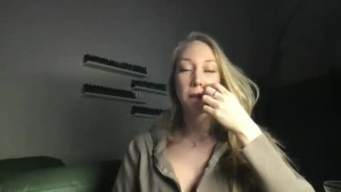 Snapshot of luiva13 chatting on February 10, 2:26 pm luiva13 online show from February 10, 2:26 pm