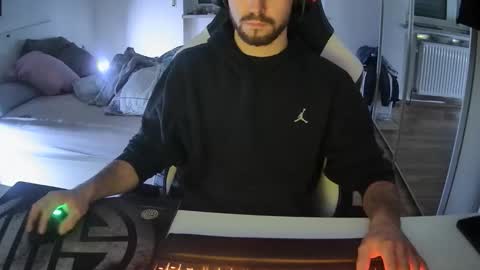 lukasschoetz online show from December 28, 8:04 pm