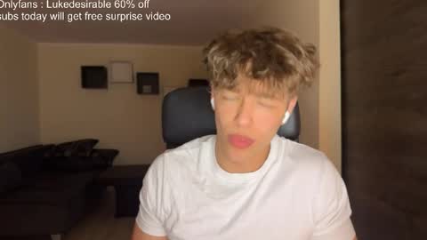 Snapshot of lukedesirable chatting on April 23, 7:05 pm lukedesirable online show from April 23, 7:05 pm