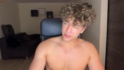 Snapshot of lukedesirable chatting on May 25, 9:10 pm lukedesirable online show from May 25, 9:10 pm