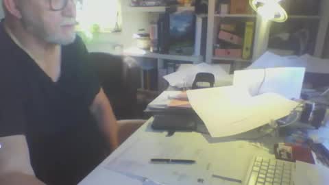 Snapshot of luley58 chatting on April 21, 6:52 am luley58 online show from April 21, 6:52 am