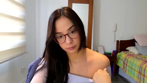Snapshot of lulibee_ chatting on April 3, 12:58 pm Luli online show from April 3, 12:58 pm