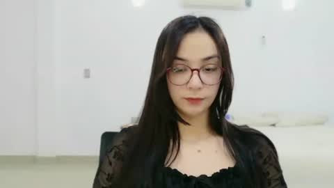 Snapshot of lulibee_ chatting on June 24, 11:42 am Luli online show from June 24, 11:42 am