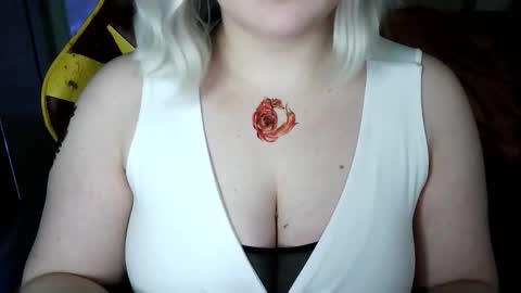 Snapshot of lulovia chatting on February 15, 9:55 pm lulovia online show from February 15, 9:55 pm