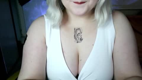 Snapshot of lulovia chatting on February 19, 9:22 pm lulovia online show from February 19, 9:22 pm