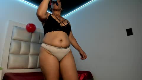 Snapshot of lulu_js_ chatting on April 28, 2:33 pm elizabeth online show from April 28, 2:33 pm